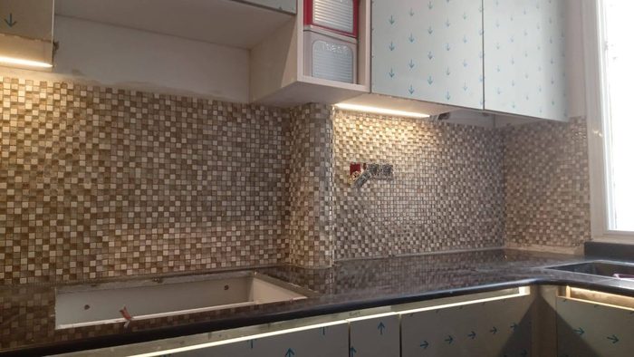 Crédence en mosaïque de pierre beige, pierre naturelle