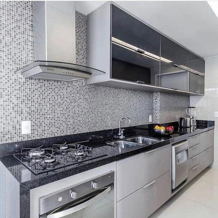 Crédence gris argent, plan en granit, cristal