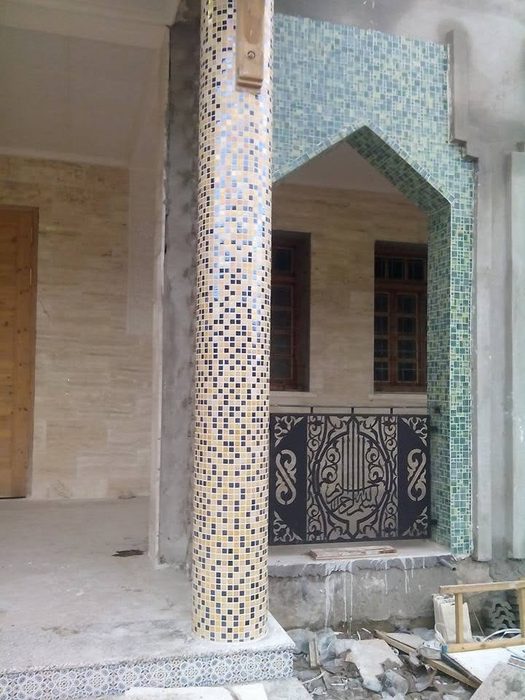 Entrée en arc, mosaïque verte et pilier, cristal