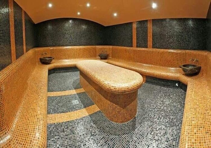 Hammam, banquettes et sol en mosaïque, cristal