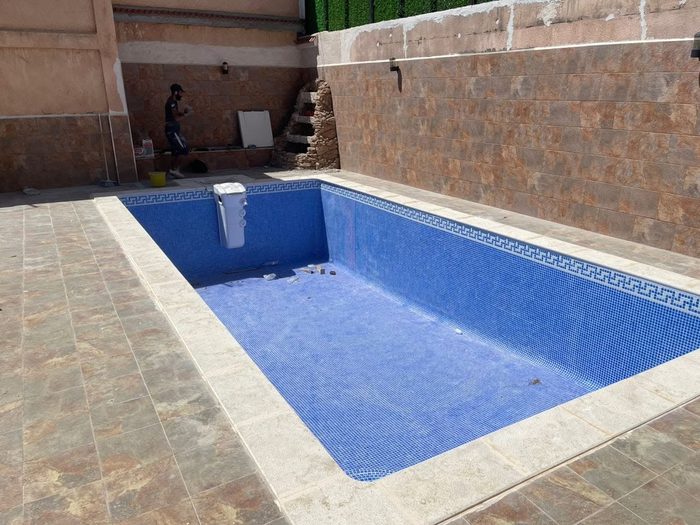 Piscine bleue à frise grecque, cristal