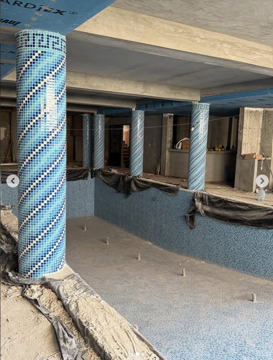 Bassin et colonnes en mosaïque bleue, cristal