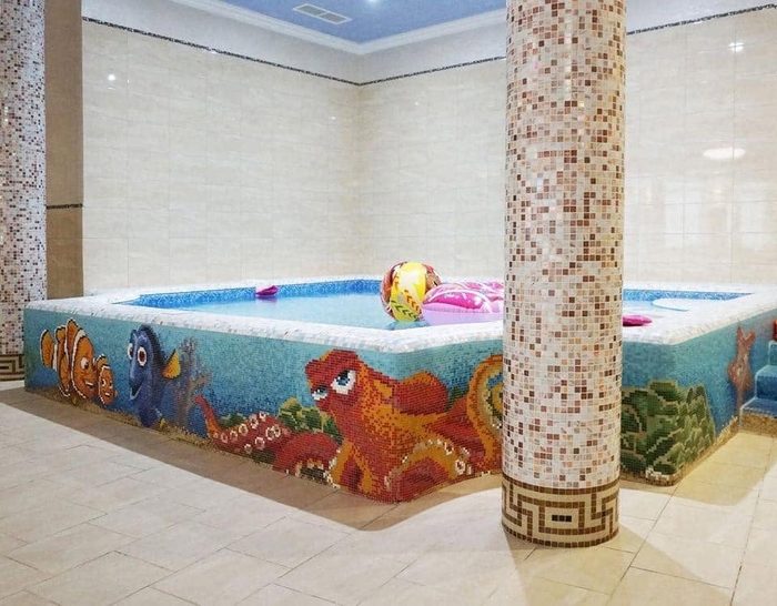 Piscine couverte, fresque marine et pilier, cristal
