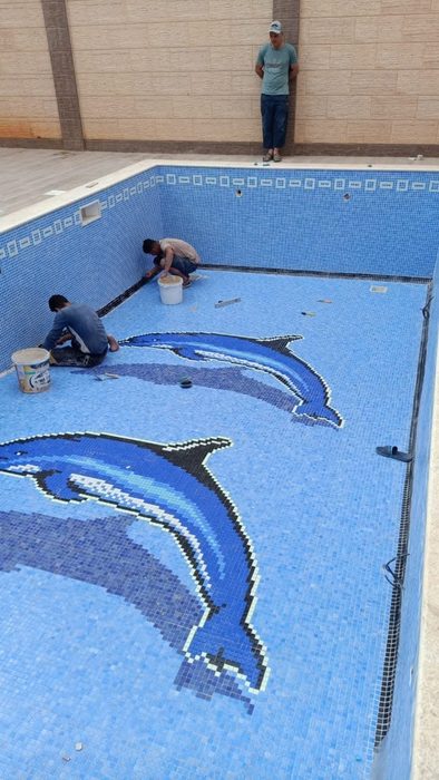 Fresque de dauphins, en cours de pose, cristal