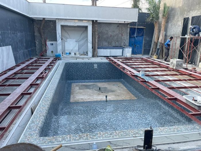 Piscine en chantier, mosaïque gris nuit, cristal