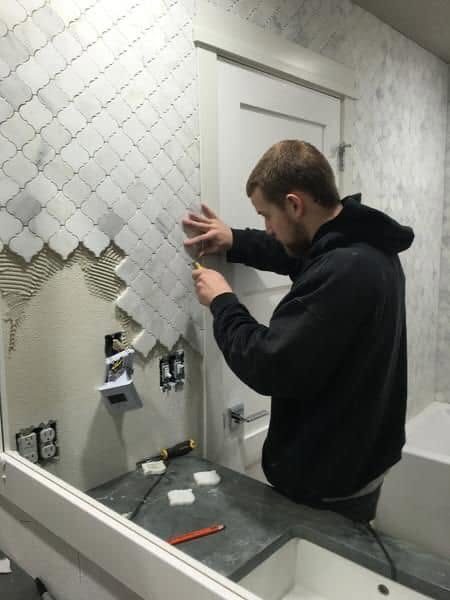 Nos équipes en cours de pose dans une salle de bain