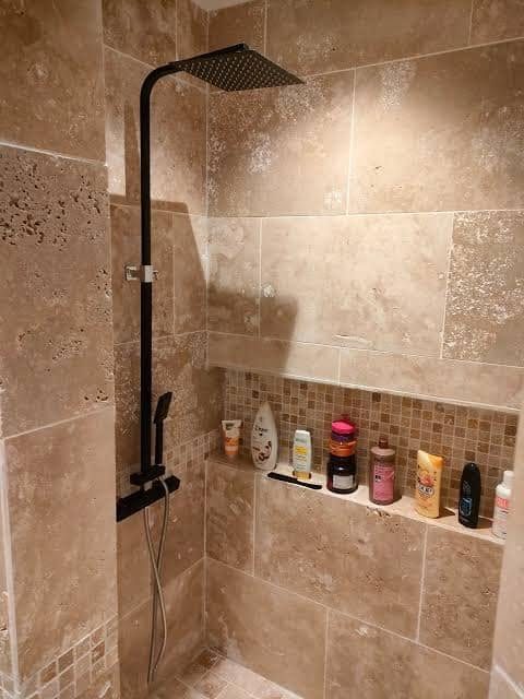 Douche en travertin, frise mosaïque, pierre naturelle