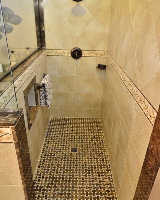 Douche, sol en mosaïque tressée, pierre naturelle